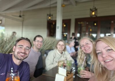 5 Menschen sitzen in einem Café und unerhalten sich