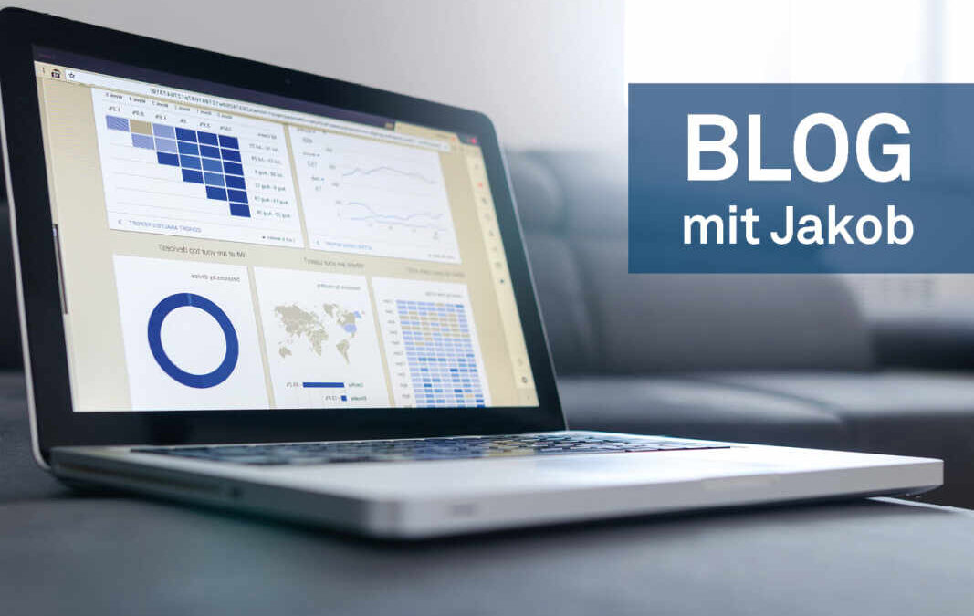 Laptop zeigt 5 unterschiedliche statistische Analysen. Balkendiagramm, Kreisdiagramm, Graphen, steht auf Couch, Fenster im Hintergrund, Tageslicht
