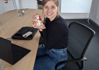 Fabienne Schnieders hält einen Schokoladen-Nikolaus in die Kamera und lächelt