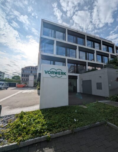 Gebäude von Vorwerk Home & Co. KmG in der Schweiz, weiße Front mit vielen Fenstern