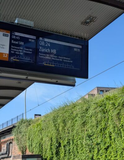 Foto einer digitalen Anzeige am Bahnhof, Zug in die Schweiz