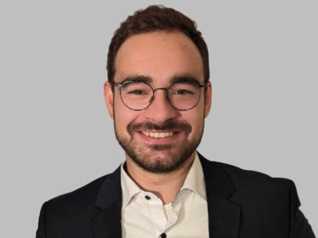 Foto von Leif Struwe, Mann mit Brille und schwarzen Haaren, in Hemd und Jacket