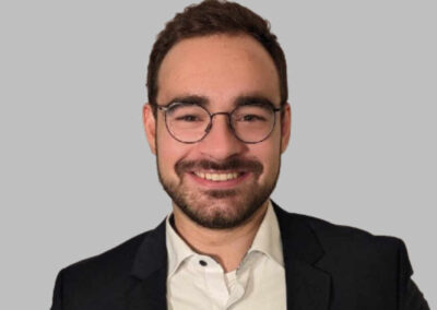 Foto von Leif Struwe, Mann mit Brille und schwarzen Haaren, in Hemd und Jacket