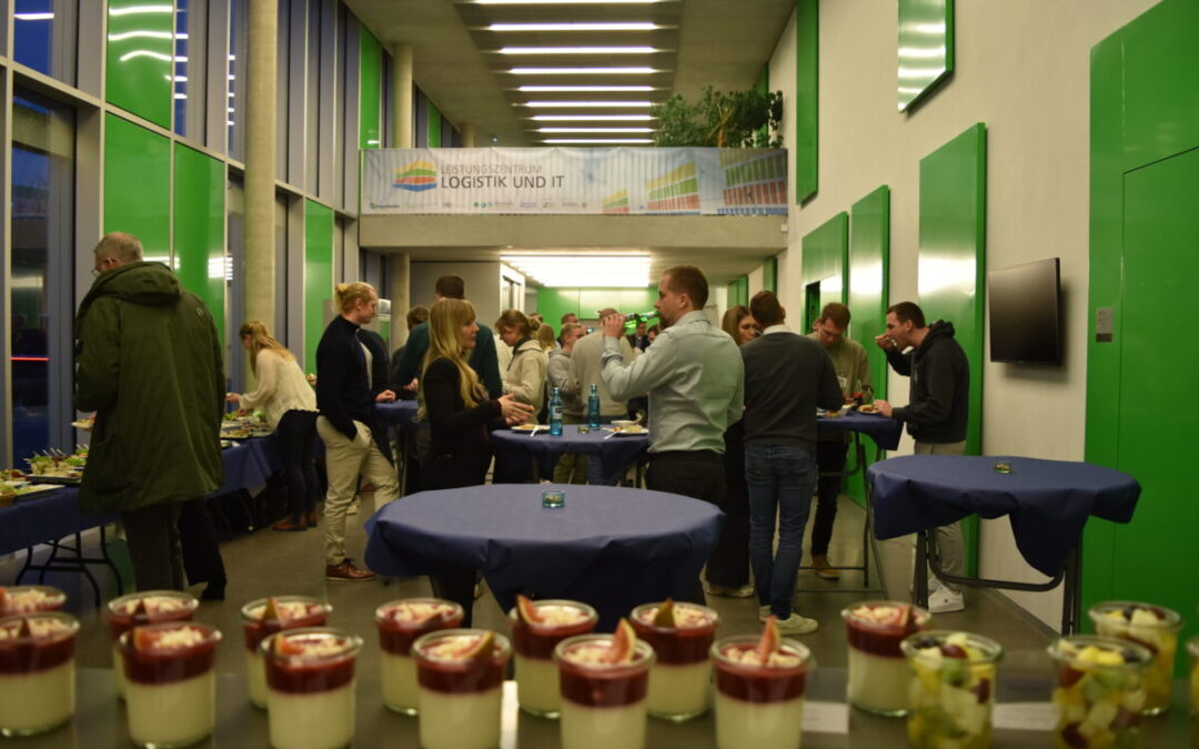 Gala-Buffet beim Neujahrsempfang der Graduate School of Logistics, Menschen stehen an Stehtischen und essen