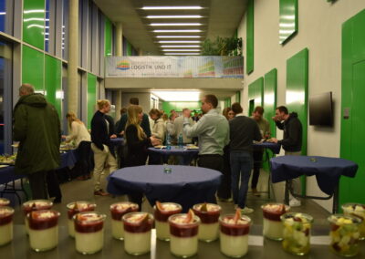 Gala-Buffet beim Neujahrsempfang der Graduate School of Logistics, Menschen stehen an Stehtischen und essen