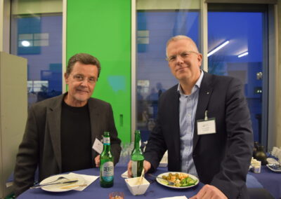 Marcus Deckers und Thomas Heller am Stehtisch