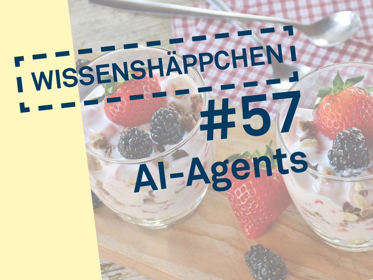 Wissenshäppchen Nr. 57: AI-Agents, zwei Gläser mit Quarkcreme auf einem Holzbrett, garniert mit Himbeeren und Blaubeeren