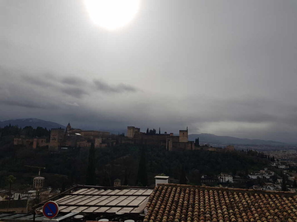 Blick auf Alhambra von San Nicolas, Häuser und Dächer, Sonne scheint