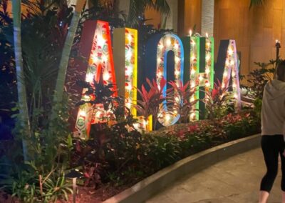 Beleuchtete Großbuchstaben Bilden das Wort Aloha