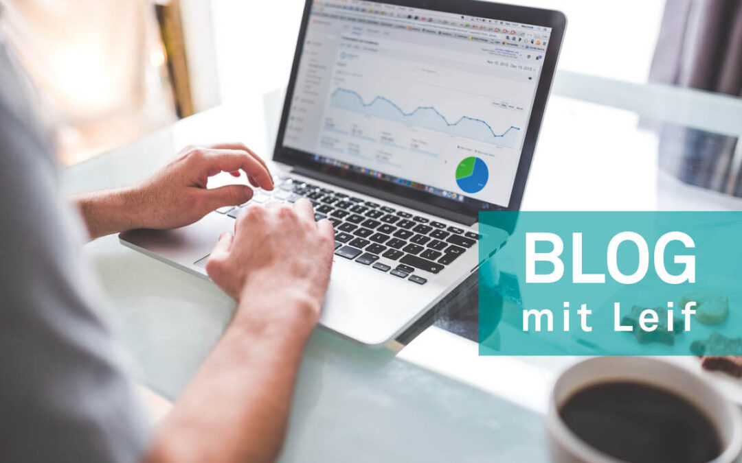 Zwei männliche Hände tippen auf einer Laptoptastatur, Bildschirm zeigt Prognosen und Analysen, weißer Schreibtisch, Blogbeitrag mit Leif Struwe