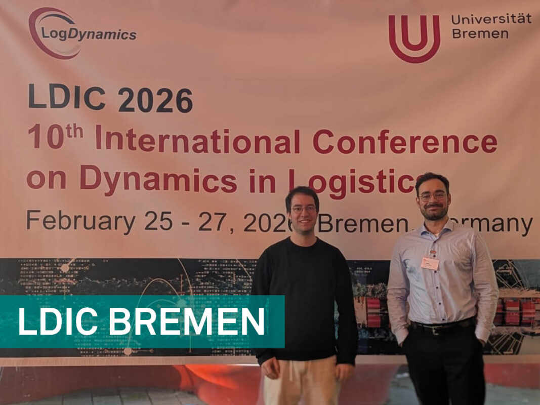 erfahrungsbericht-leif-struwe-ldic-bremen Zwei Männer stehen vor einem Banner der LDIC 2026, braune Haare, Brille