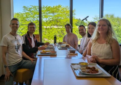 6 Personen essen in der Mensa der TU Dortmund