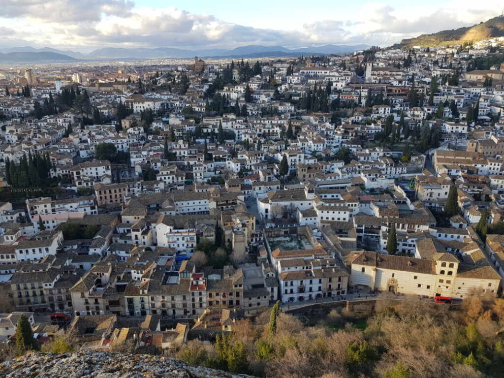 Blick auf Nord-Granada von Alcazaba aus, weiße Häuser, braune Dächer, blauer Himmel und Wolken