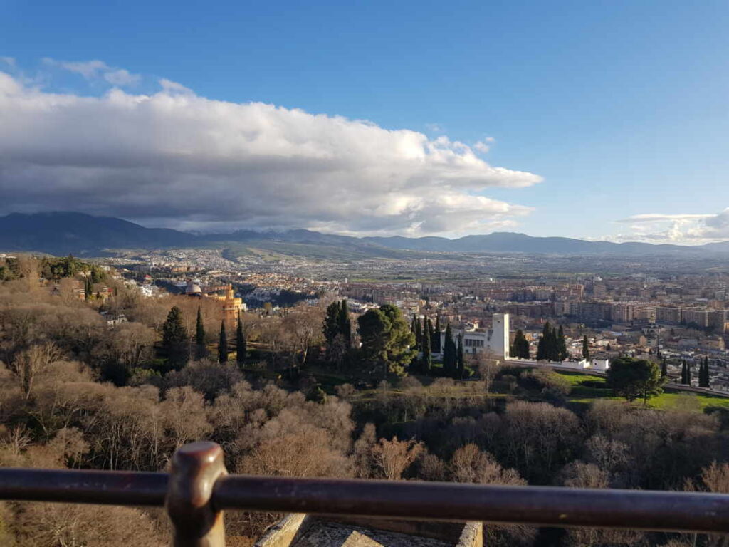 Blick auf Granada süd von Alcazaba aus, blauer Himmel, Wolken, Häuser