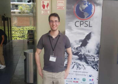 Jakob Becker steht vor einem Roll-up der CPSL in Lima