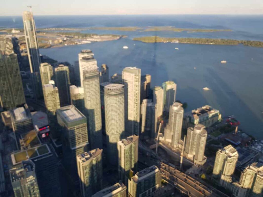 Skyline von Toronto von oben fotografiert, Meer im Hintergrund