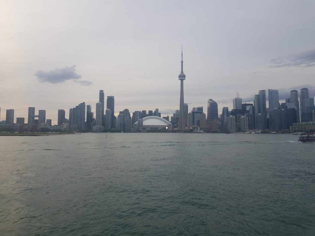 Skyline von Toronto von Land aus fotografiert, Hochhäuser, Meer und Himmel