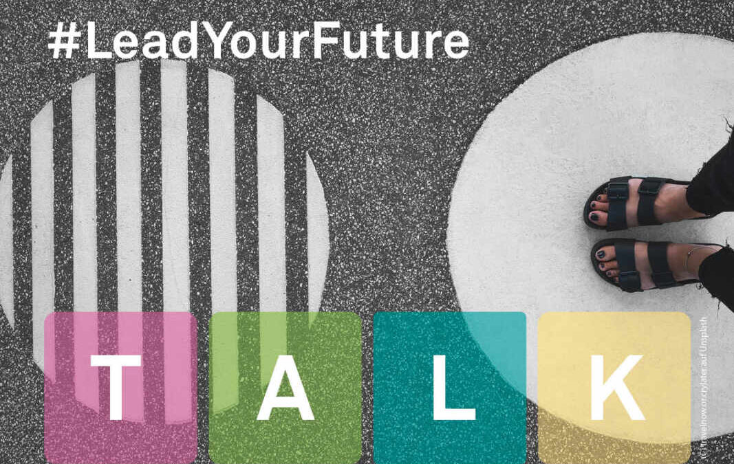 Straße, Asphalt, zwei Kreise, Frau steht in einem Kreis