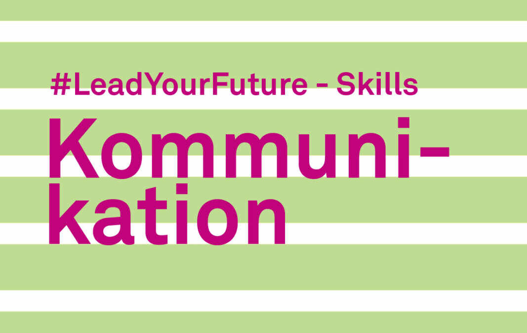 Grün-weiß-gestreifter Hintergrund, pinker Schriftzug: Lead Your Future Skills. Kommunikation