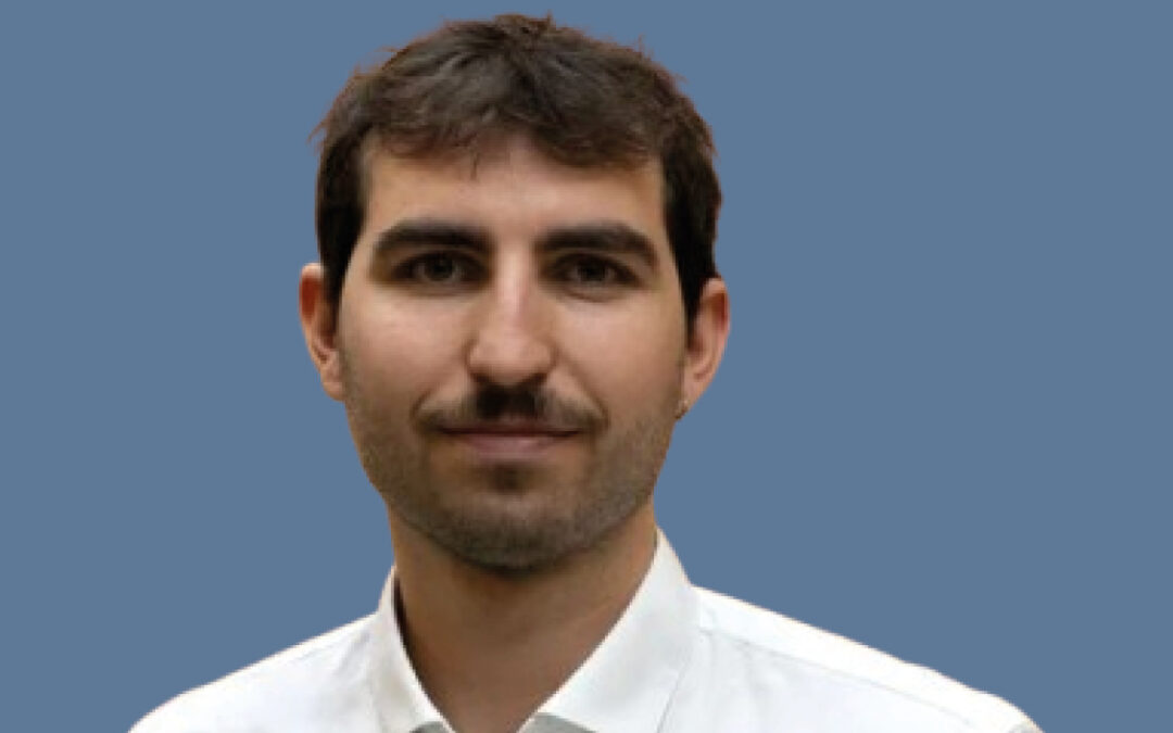 Foto von Malte Meistrell, Mann mit braunen Haaren in weißem Hemd