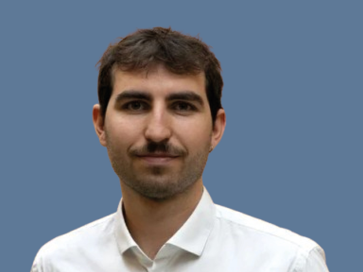 Foto von Malte Meistrell, Mann mit braunen Haaren in weißem Hemd