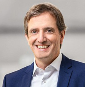 Prof. Michael Henke, Mann, Anzug, Hemd, lächelt