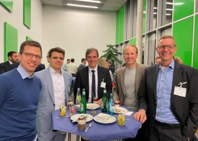 5 Männer stehen an Stehtisch bei Gala-Buffet