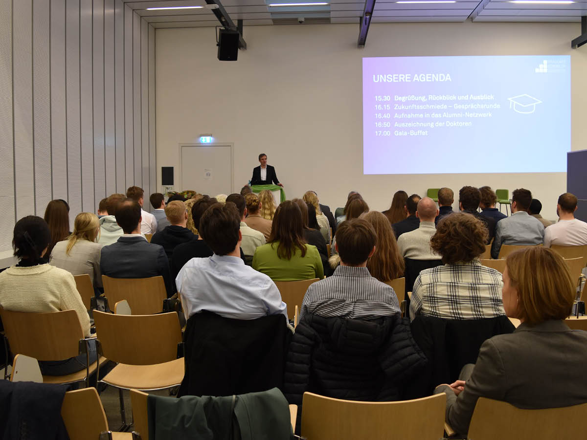 Hörsaal mit ca. 60 Zuhörenden und einem Sprecher am Rednerpult