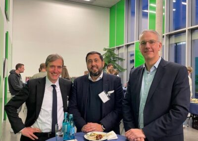 drei Männer stehen an Stehtisch bei einem Gala-Buffet