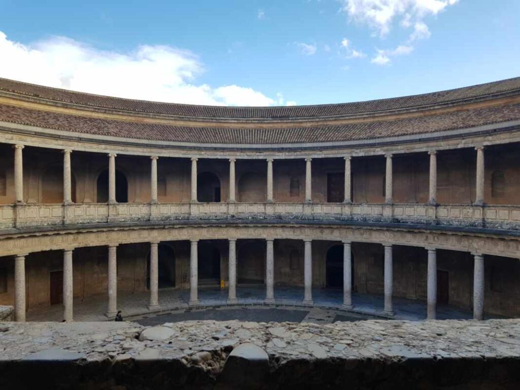 Palacio Carlos in Granada Spanien, Steinsäulen, blauer Himmel 