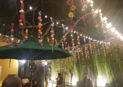 Blumenketten hängen von einer Leine, Bar in Lima