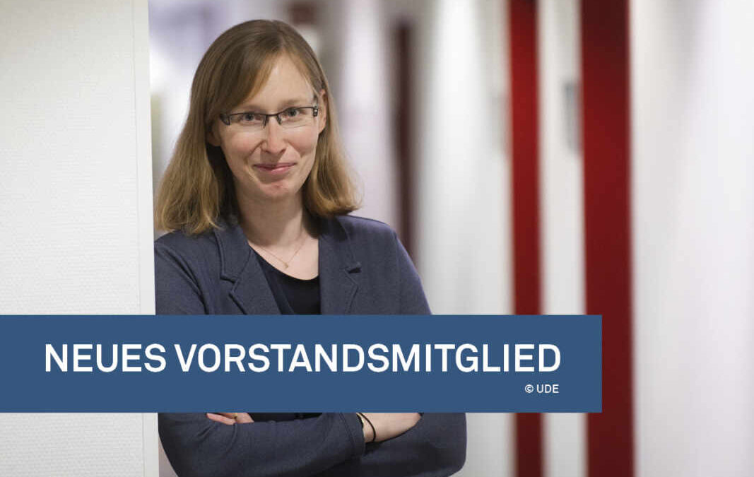 Foto von Prof. Dr.-Ing. Katharina Glock, Universität Duisburg-Essen, Frau mit blonden Haaren, trägt Blazer, lehnt an Wand, lächelt